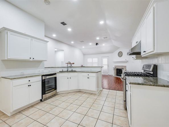 939  Wood Brook Drive , Grand Prairie Texas 75052
