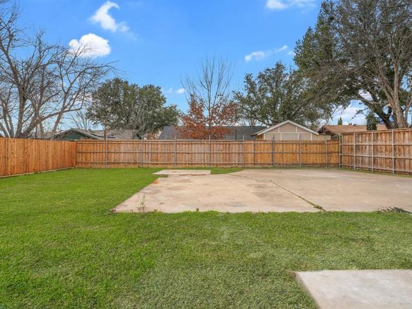 2000  Knollwood Lane , Carrollton Texas 75006