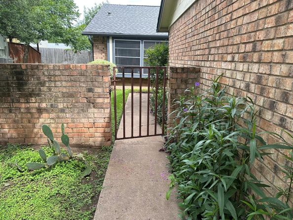 9217 Singing Quail DR 8E, Austin TX 78758