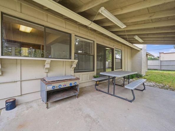 8900 Briardale DR, Austin TX 78758