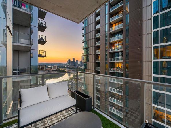 44 East Ave 2007, Austin TX 78701