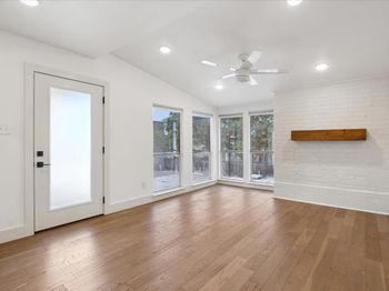 909 Reinli ST