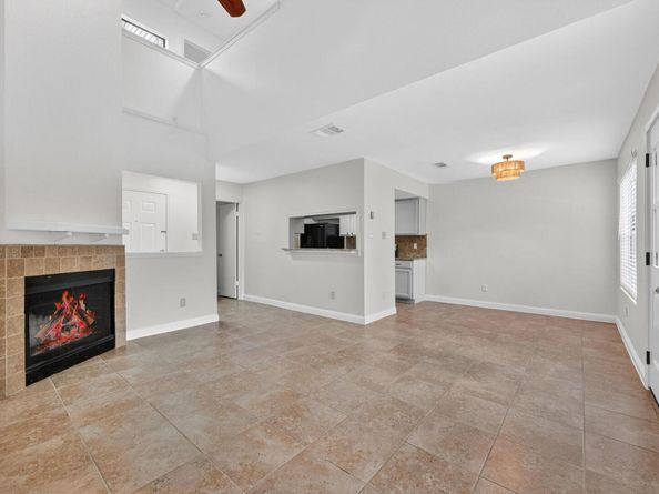 512 Eberhart LN 203, Austin TX 78745
