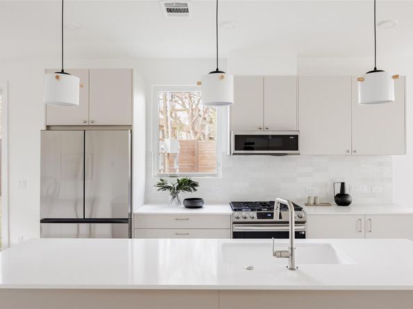 3209 Dolphin Dr 2, Austin TX 78704