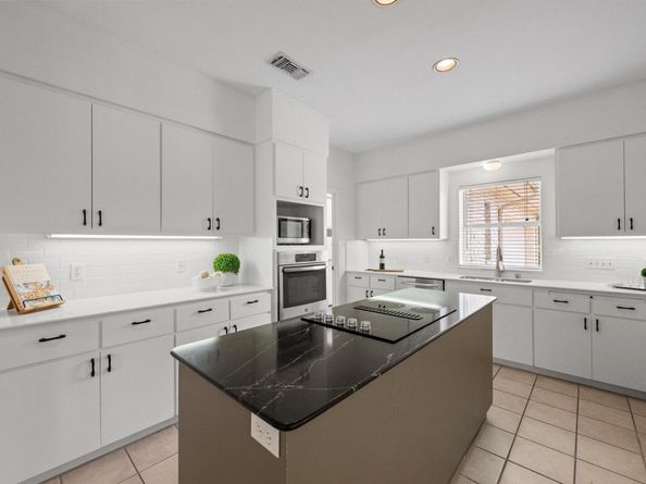 911 Vanguard ST, Lakeway TX 78734