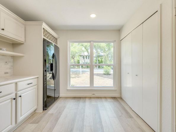 5703 Kayview DR, Austin TX 78749