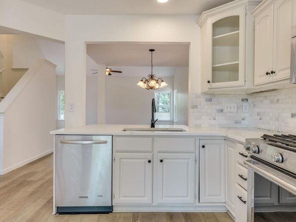 5703 Kayview DR, Austin TX 78749