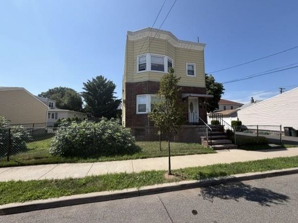 735 7th St, Secaucus NJ 07094