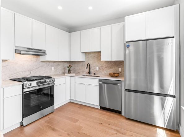 156 Cottonwood St, Jersey City NJ 07305