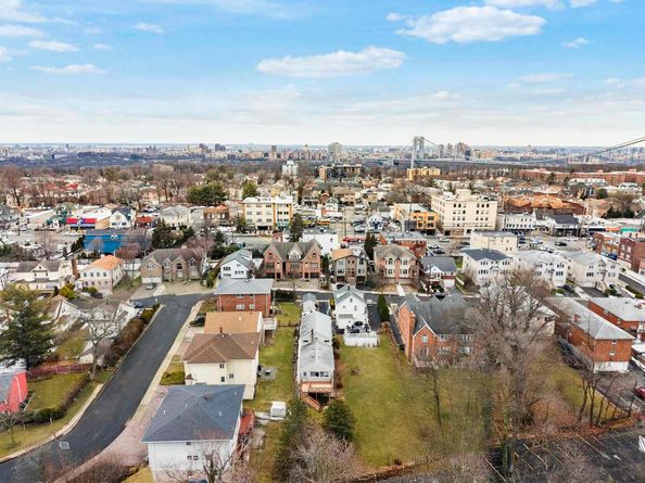 2455 3rd St, Fort Lee NJ 07024-4068