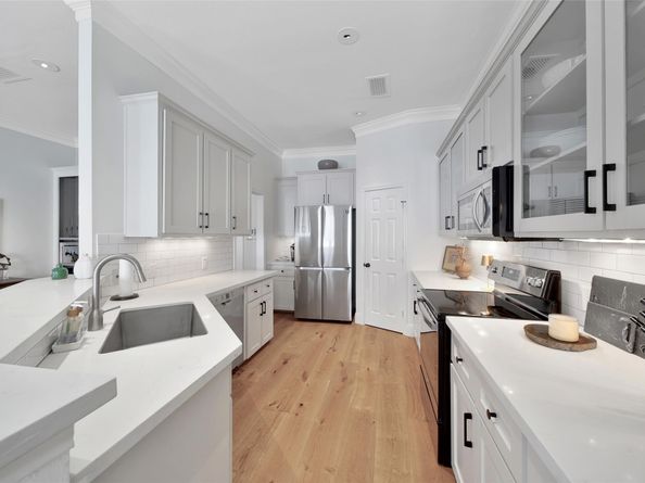 4414 Castle Court Place, Houston TX 77006