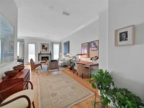 4414 Castle Court Place, Houston TX 77006