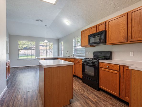 4918 Heritage Plains Drive, Friendswood TX 77546