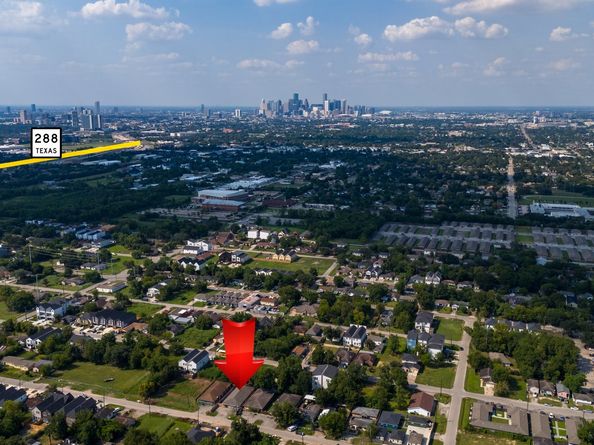 3655 Seabrook Street, Houston TX 77021