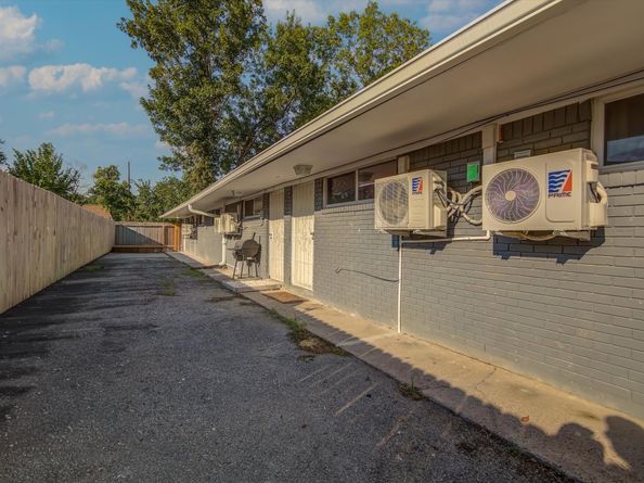 3655 Seabrook Street, Houston TX 77021