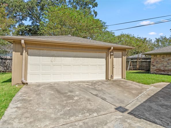 5834 Braesheather Drive, Houston TX 77096