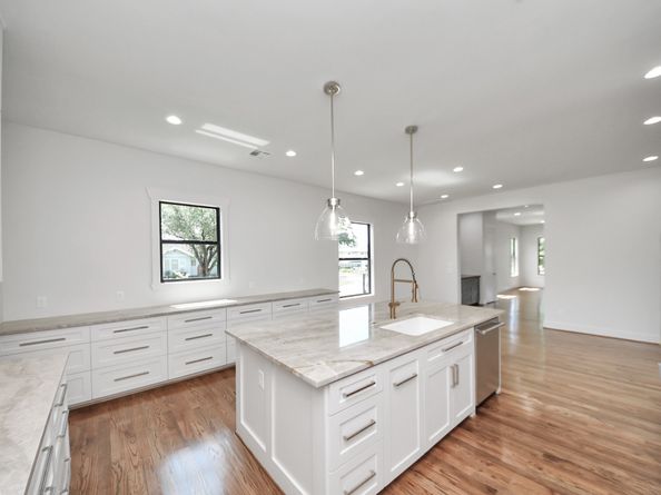 4541 Walker St, Houston TX 77023