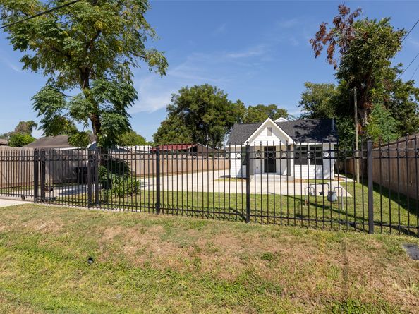 729 Caperton Street, Houston TX 77022
