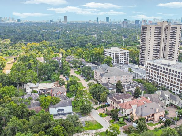 52 Briar Hollow Lane E, Houston TX 77027