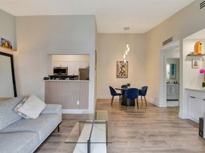 2001 Bering Drive 10H, Houston TX 77057