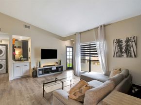 2001 Bering Drive 10H, Houston TX 77057