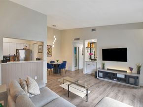 2001 Bering Drive 10H, Houston TX 77057