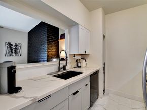 2001 Bering Drive 10H, Houston TX 77057