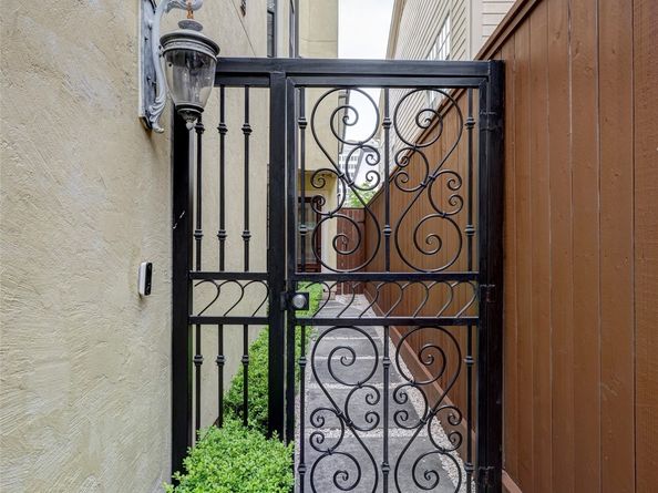 2306 McDuffie Street, Houston TX 77019