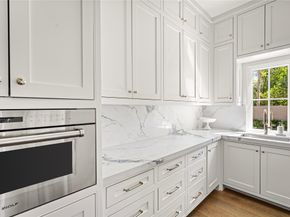 811 Creek Wood Way, Houston TX 77024