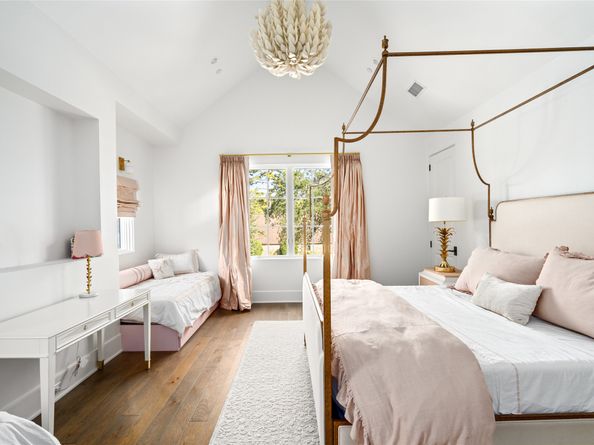 811 Creek Wood Way, Houston TX 77024