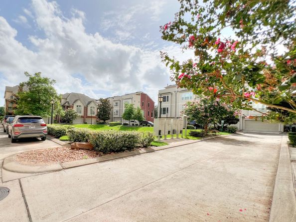 2325 Hutchins Street, Houston TX 77004