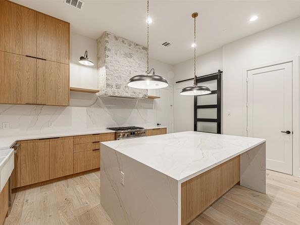 1104 W 9th Street, Houston TX 77007