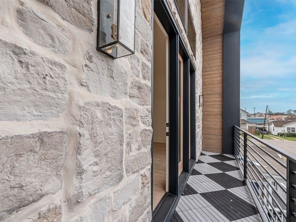 1104 W 9th Street, Houston TX 77007