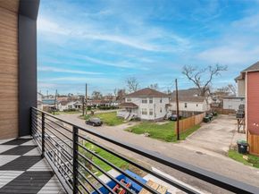 1104 W 9th Street, Houston TX 77007