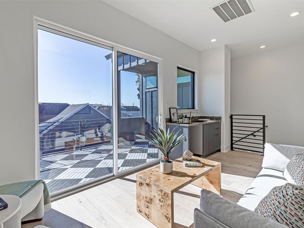 1104 W 9th Street, Houston TX 77007