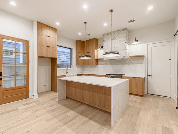 1104 W 9th Street, Houston TX 77007