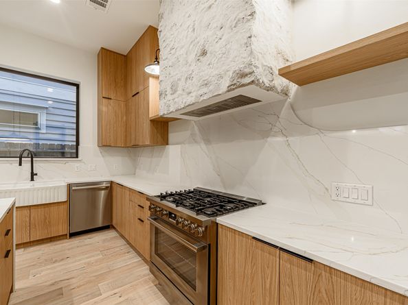 1104 W 9th Street, Houston TX 77007