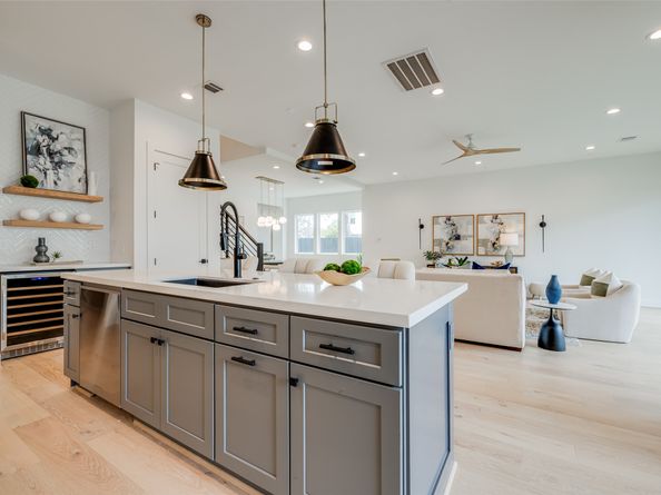 902 E 25TH Street, Houston TX 77009