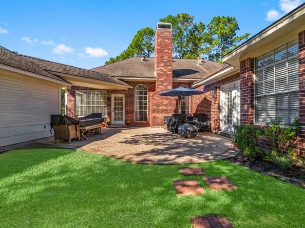 2 Quiet Oak Drive, The Woodlands TX 77381