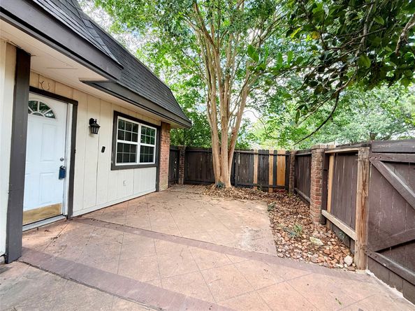12027 Greenwood Forest Drive 29D, Houston TX 77066