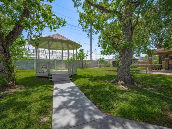 3042 Oak Forest Drive, Houston TX 77018