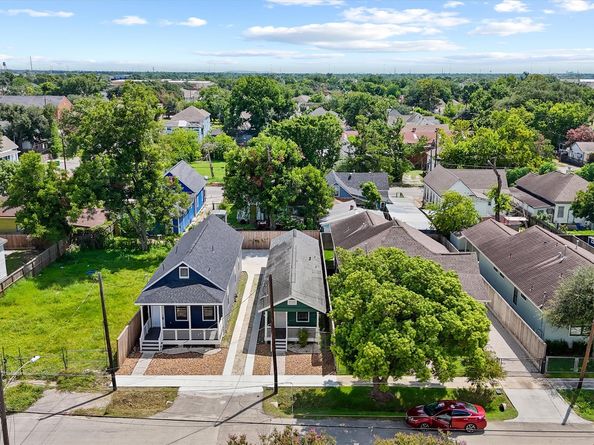 1708 Gentry St Street AB, Houston TX 77009