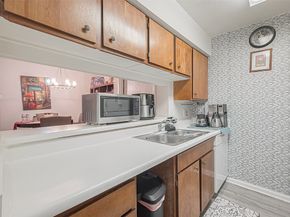3075 Walnut Bend Lane 28, Houston TX 77042