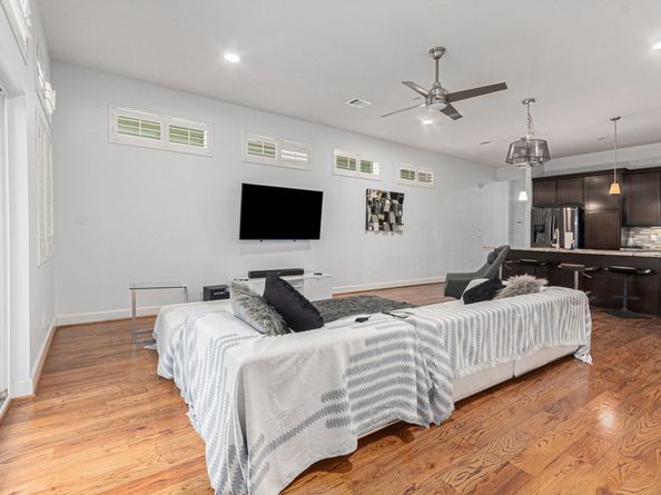2212 Hutchins Street, Houston TX 77003