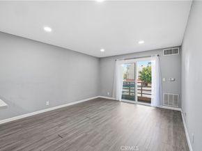 6815 Remmet 215, Canoga Park CA 91303