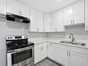 6815 Remmet 215, Canoga Park CA 91303