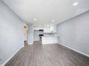 6815 Remmet 215, Canoga Park CA 91303