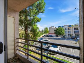 6815 Remmet 215, Canoga Park CA 91303