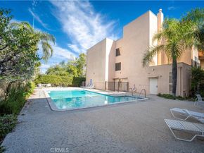 6815 Remmet 215, Canoga Park CA 91303