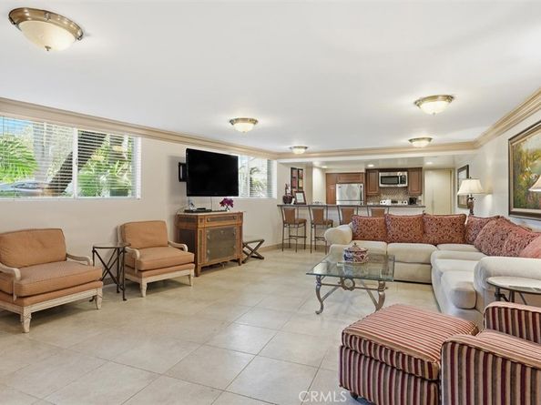 222 7th, Santa Monica CA 90402